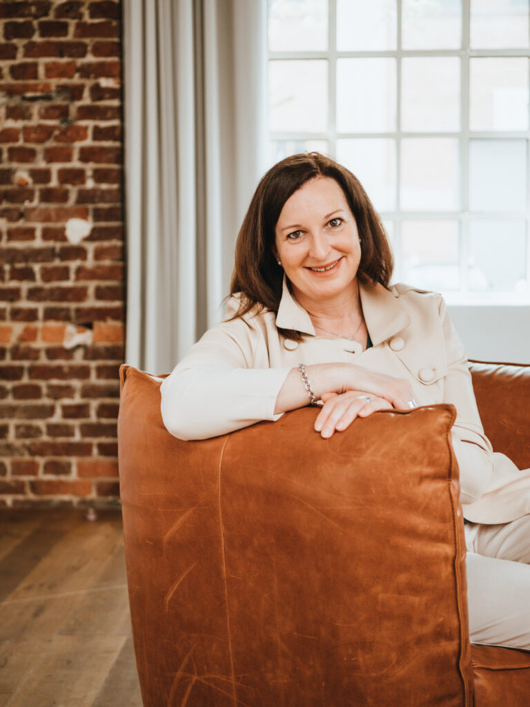 Katja Demming auf braunem Sessel